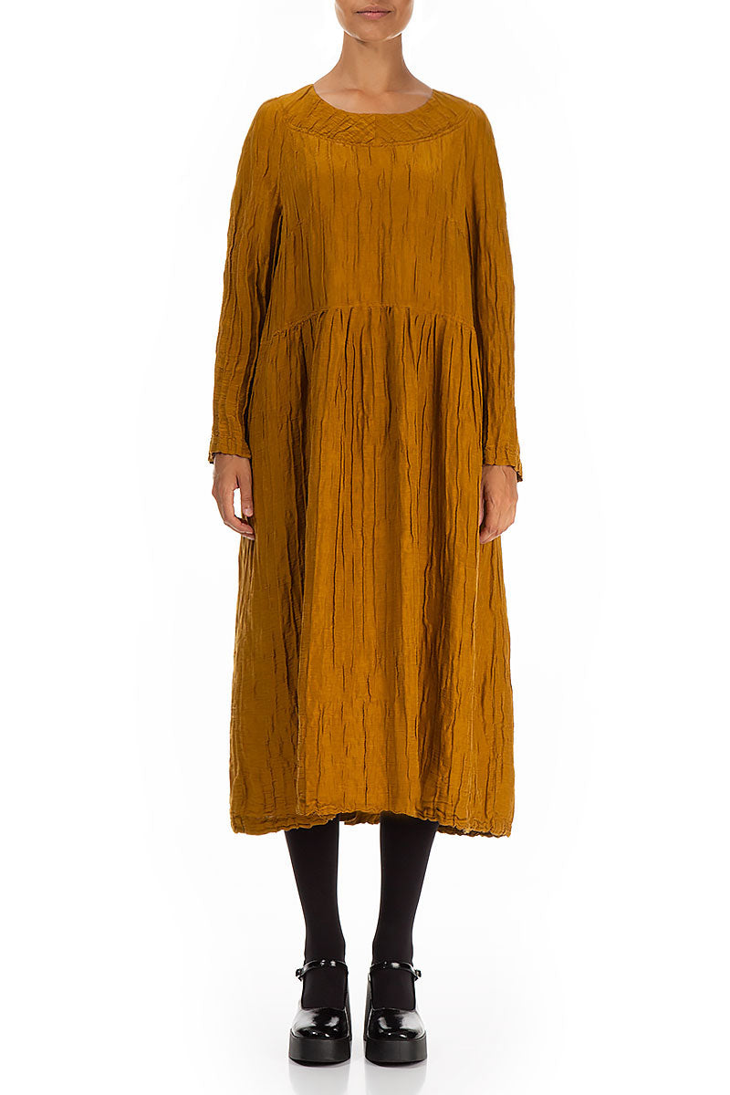 Robe en soie et Lin couleur miel froissé, boutonnée dans le dos