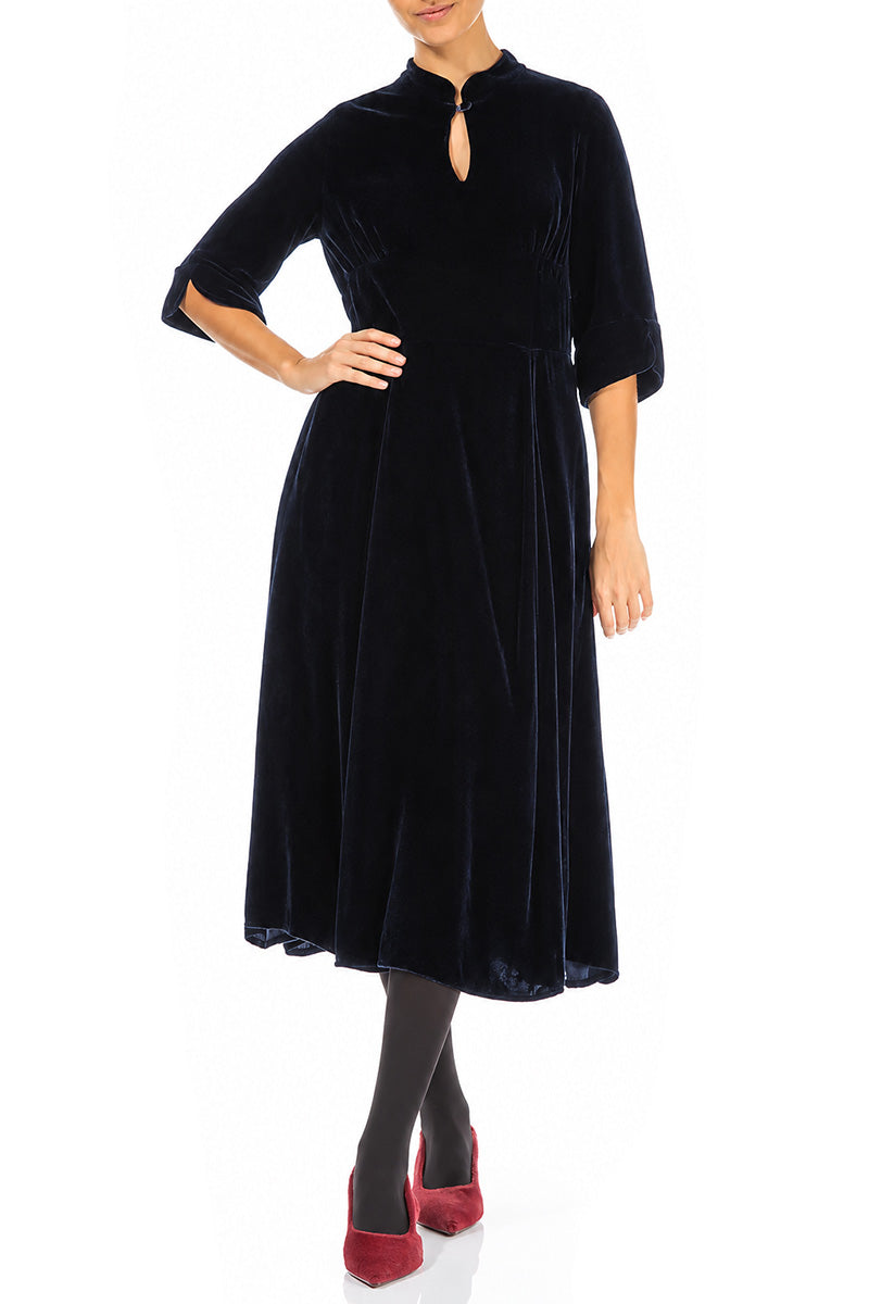 Robe en velours de soie bleu ardoise à col en trou de serrure