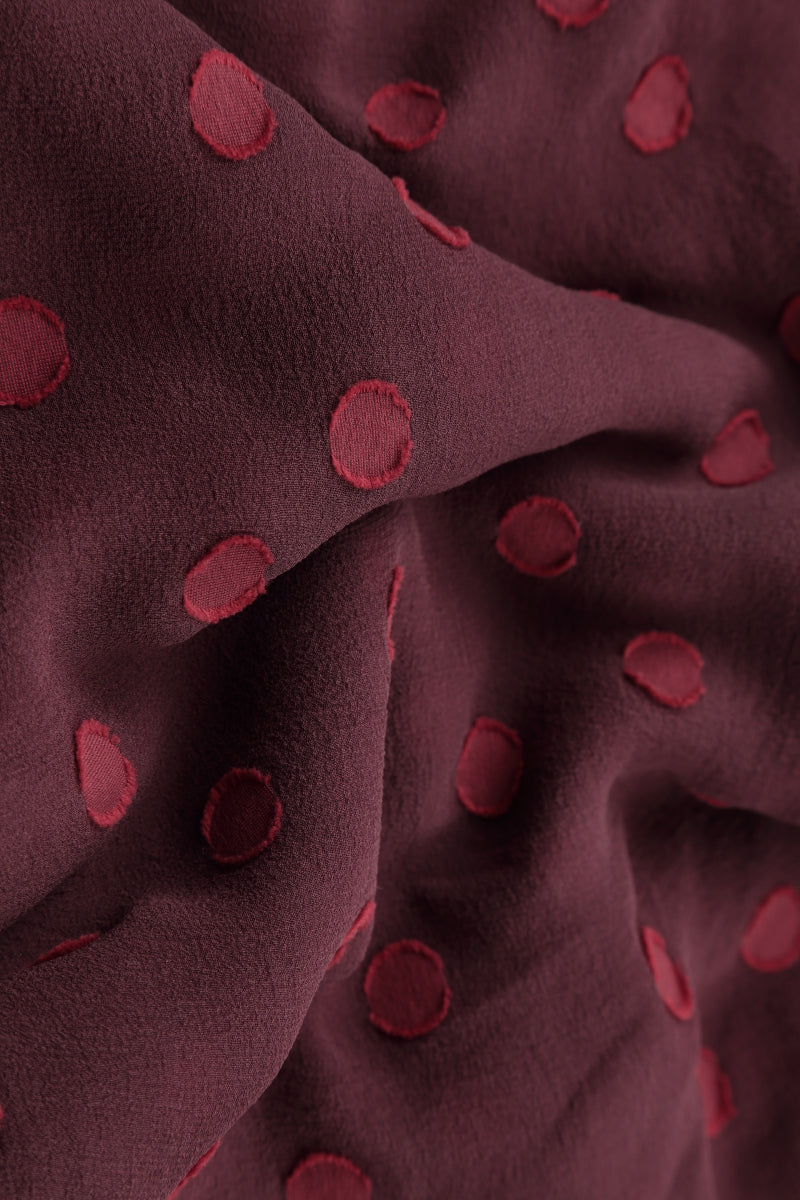 Robe en soie bordeaux à pois superposés