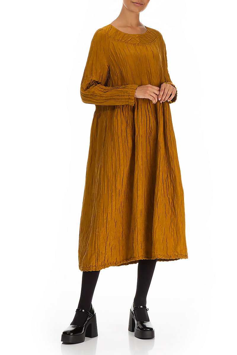 Robe en soie et Lin couleur miel froissé, boutonnée dans le dos