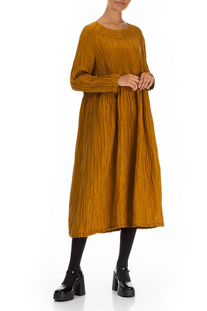 Robe en soie et Lin couleur miel froissé, boutonnée dans le dos