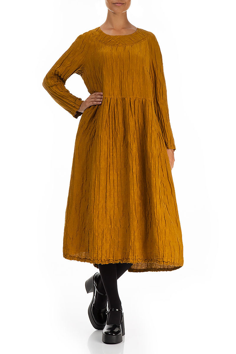 Robe en soie et Lin couleur miel froissé, boutonnée dans le dos