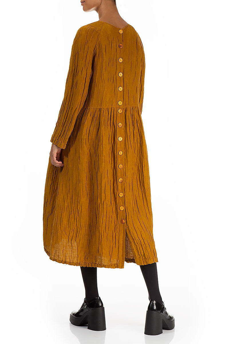 Robe en soie et Lin couleur miel froissé, boutonnée dans le dos