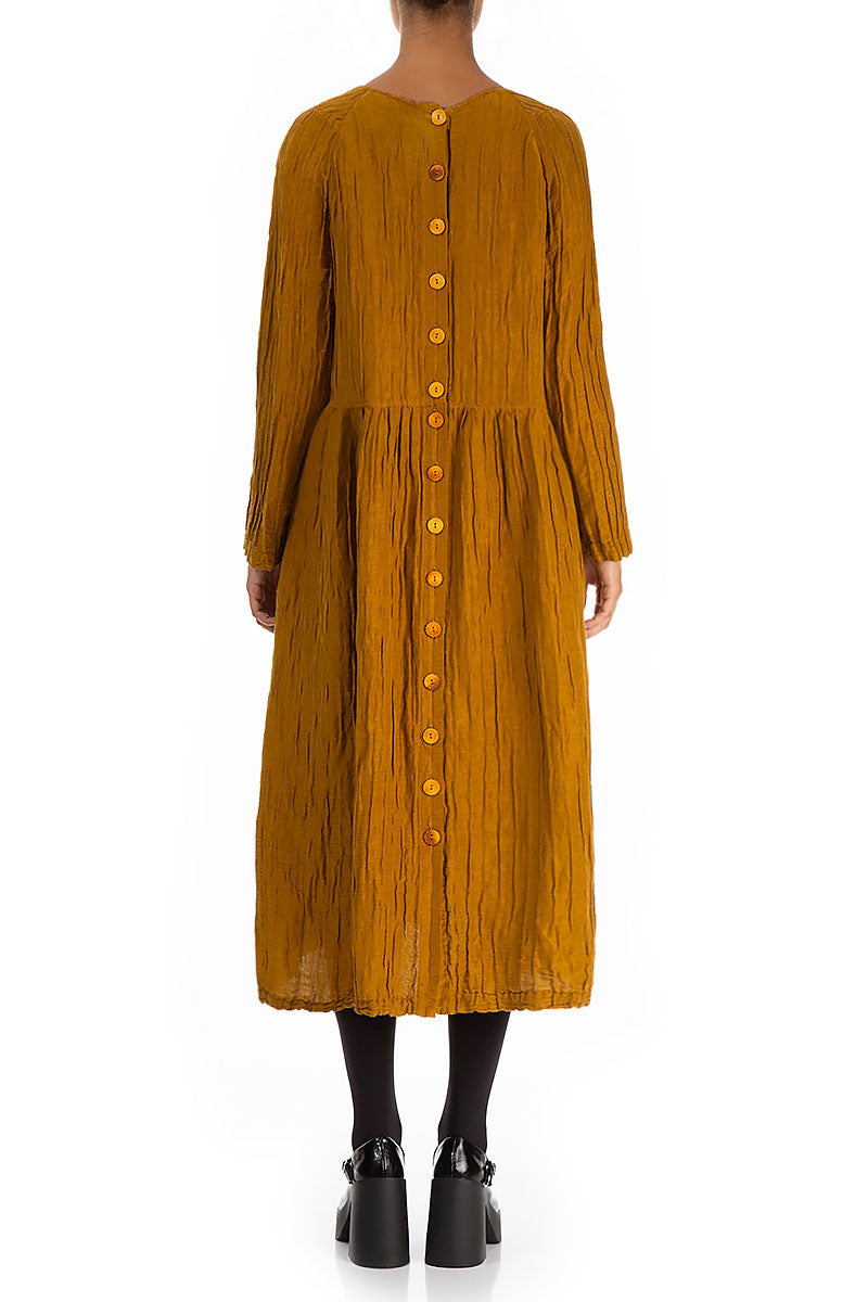 Robe en soie et Lin couleur miel froissé, boutonnée dans le dos
