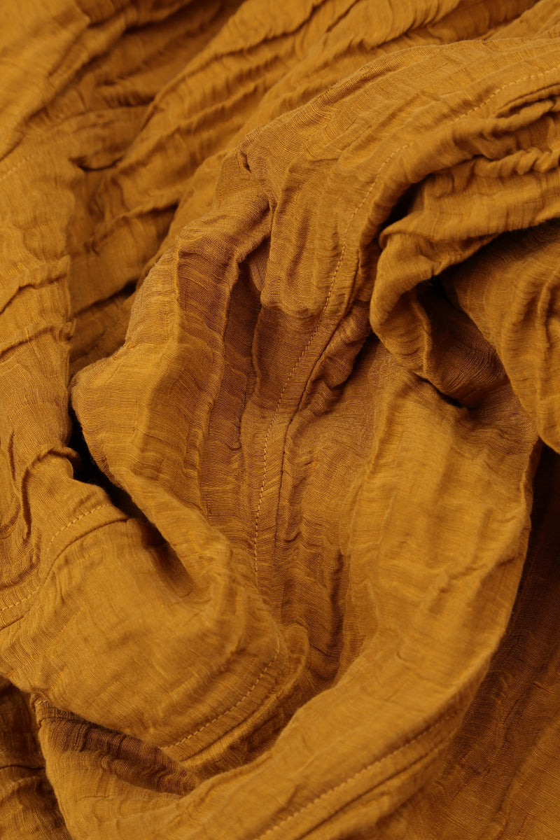 Robe en soie et Lin couleur miel froissé, boutonnée dans le dos