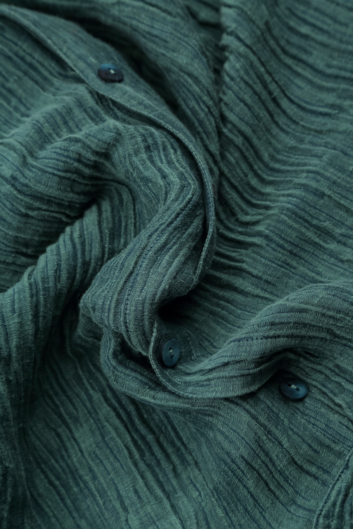 Ausgestelltes Crinkle-Seidenhemd in Dunkeltürkis