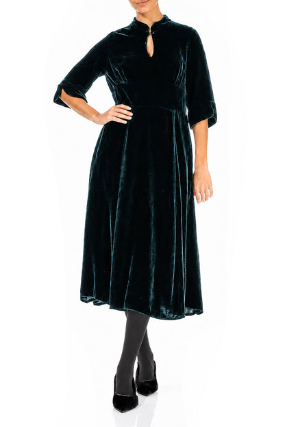 Kleid aus Samt und Seide mit Schlüssellochausschnitt in Dunkeltürkis