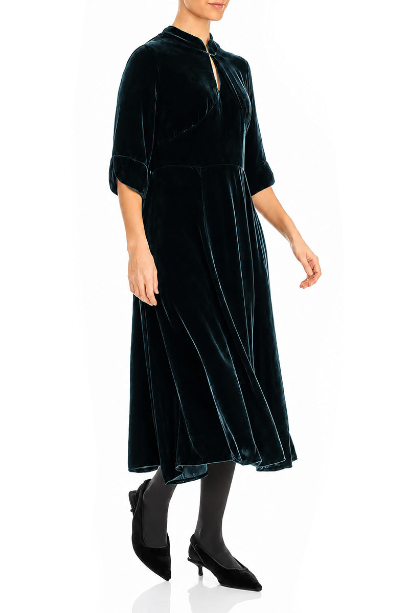 Kleid aus Samt und Seide mit Schlüssellochausschnitt in Dunkeltürkis