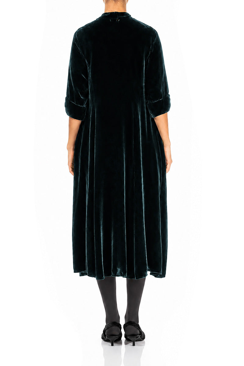 Kleid aus Samt und Seide mit Schlüssellochausschnitt in Dunkeltürkis