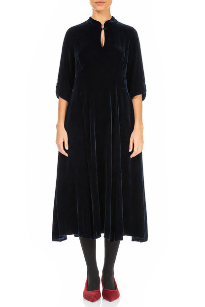Robe en velours de soie bleu ardoise à col en trou de serrure
