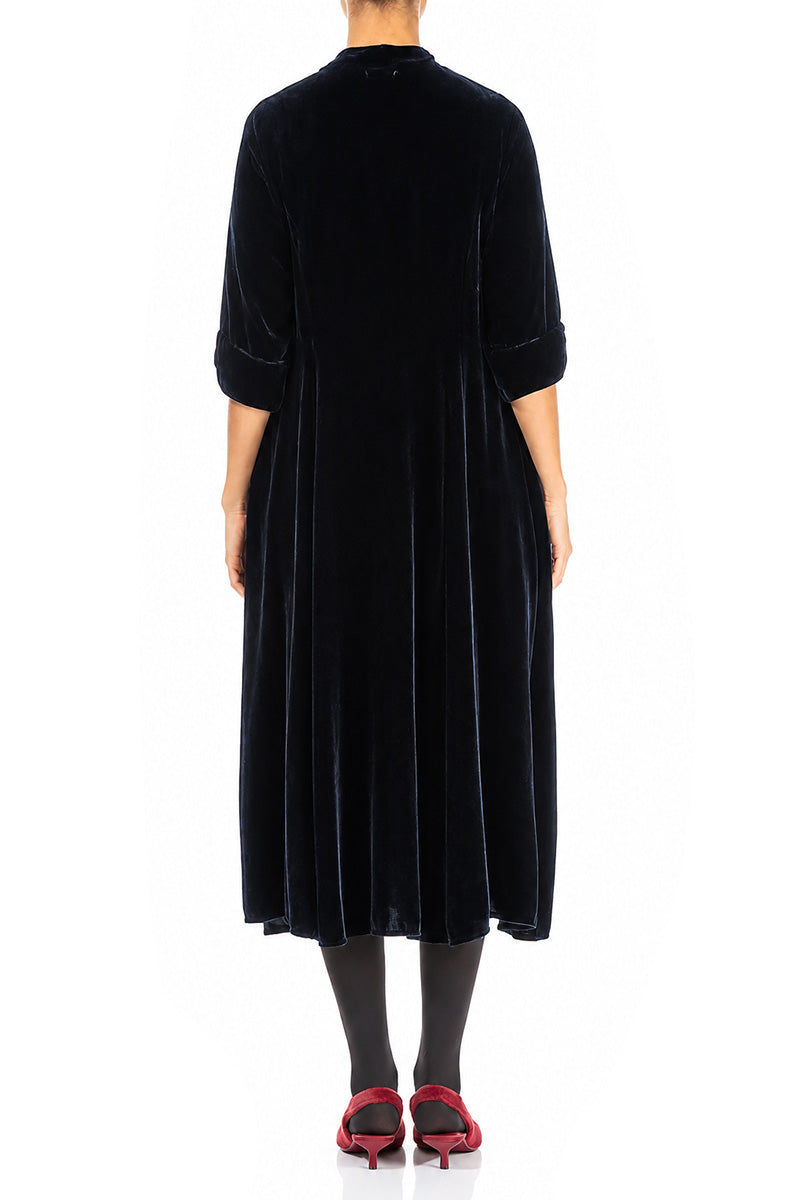 Robe en velours de soie bleu ardoise à col en trou de serrure