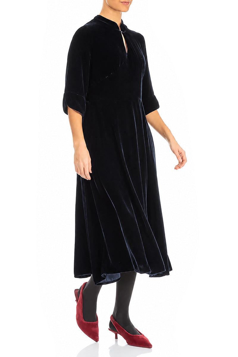 Robe en velours de soie bleu ardoise à col en trou de serrure