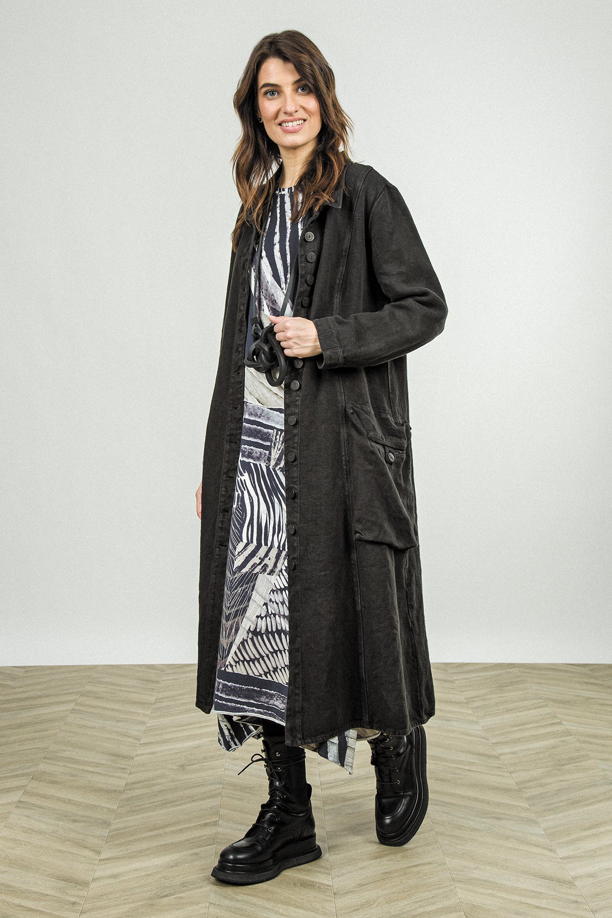 Veste longue en lin noir épais à patte de boutonnage