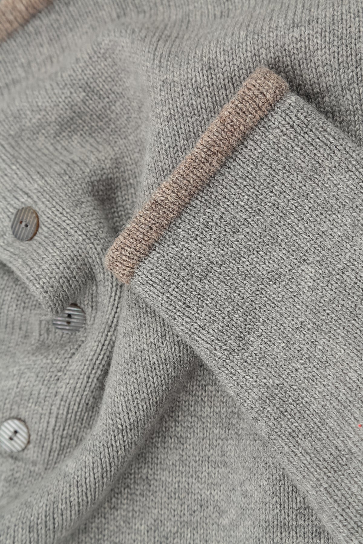 Gilet plus long dans le dos en cachemire gris clair