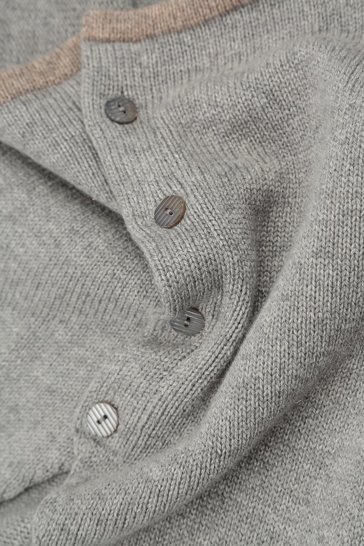 Gilet plus long dans le dos en cachemire gris clair