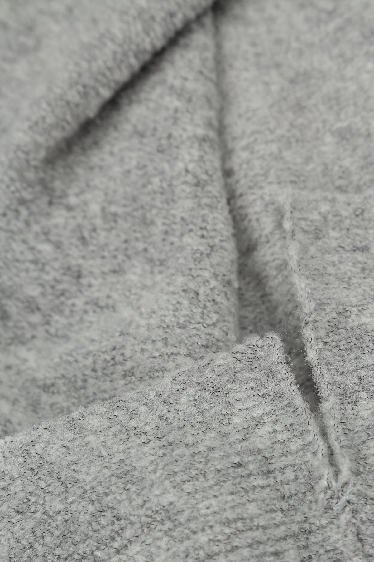 Lockere kastige Strickjacke aus Wolle in Hellgrau
