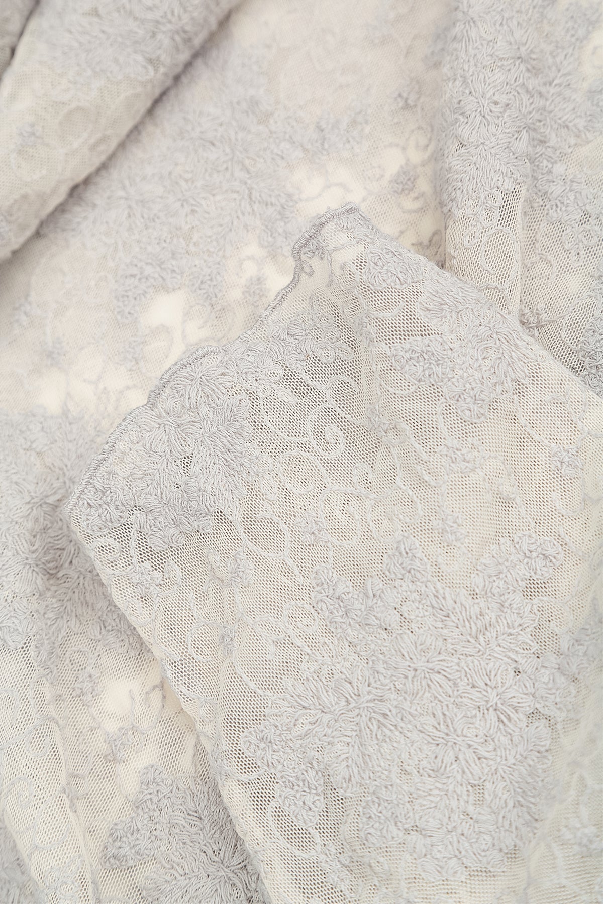 Bluse aus Baumwollspitze mit Blumenmuster in Perlgrau