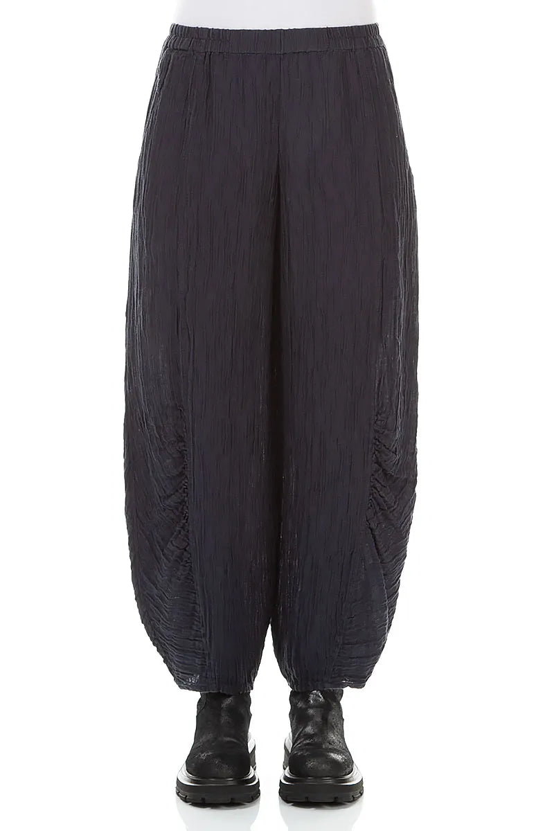 Pantalon en soie froissée bleu graphite à ourlet froncé