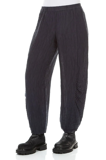 Pantalon en soie froissée bleu graphite à ourlet froncé