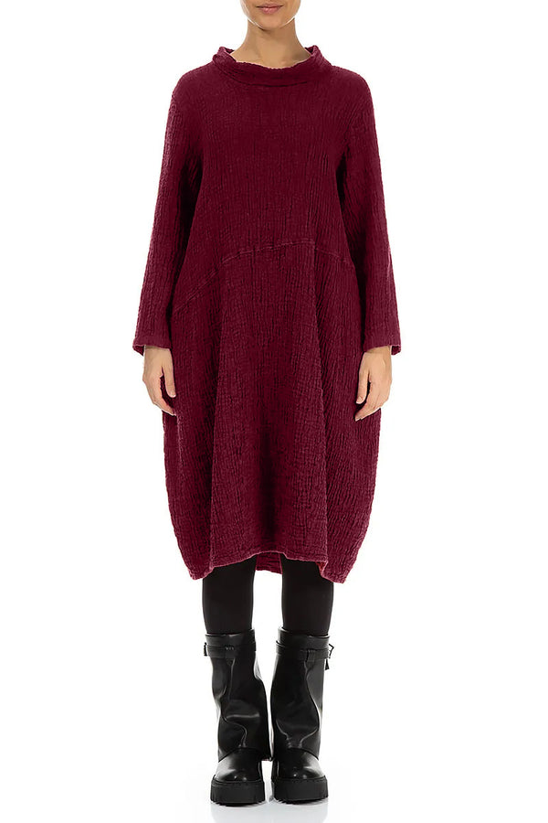 Weiches Leinenkleid mit Wasserfallausschnitt und Struktur in Rubinrot